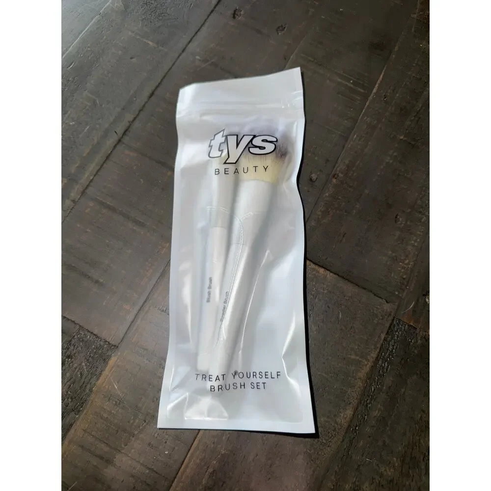 TYS Beauty Treat Yourself Brush Set‎ NEW Full Size (00 Powder and 01 Blush)